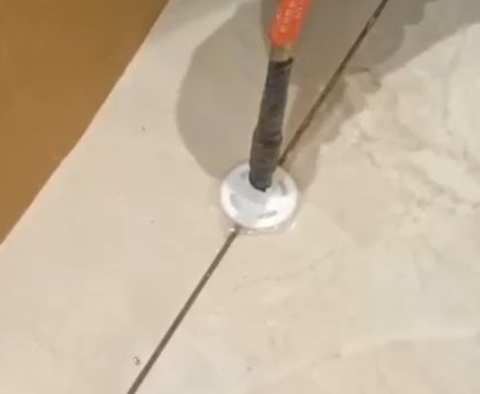 疏勒瓷砖空鼓维修公司专业解答瓷砖在铺贴过程中，如果没有涂抹均匀到位的粘结材料（如水泥砂浆或瓷砖胶），可能会导致以下问题